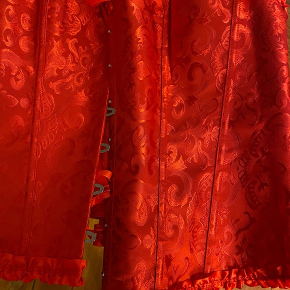 Red floral corset very flattering size 5x=16/18 - Picture 2 of 2